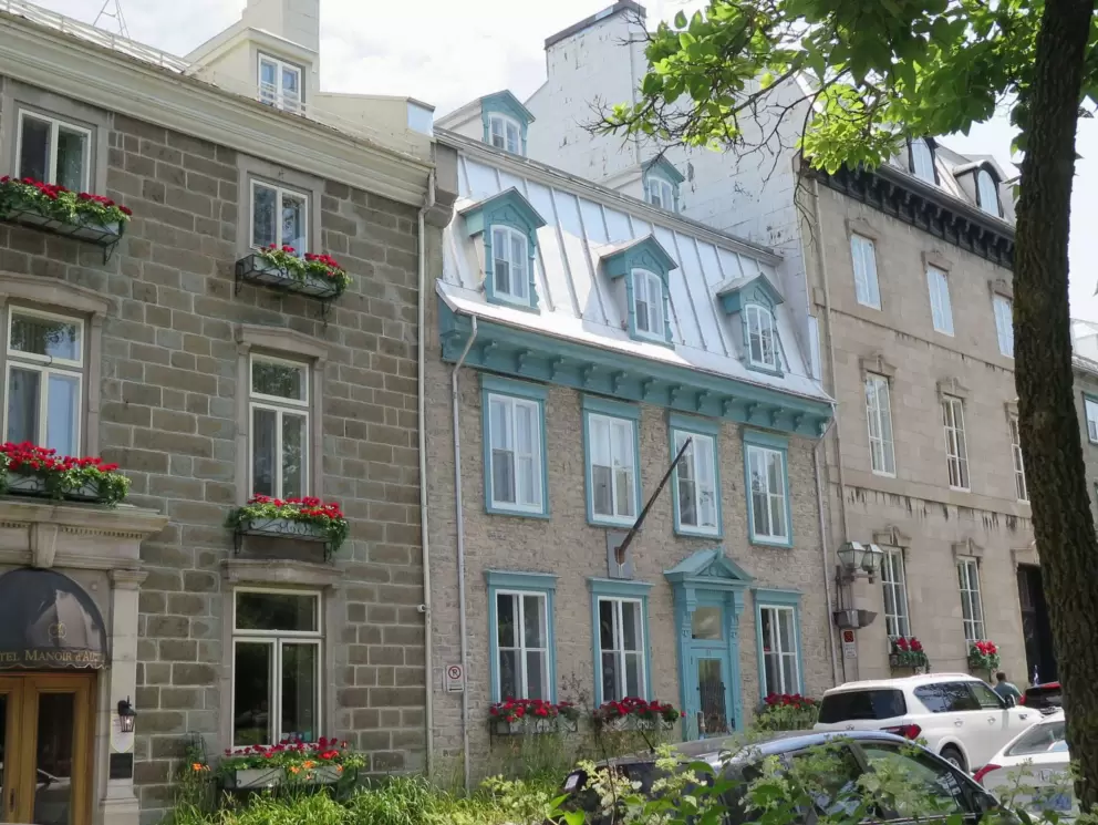 51 Rue d'Auteuil is one of the most gorgeous rowhouses I've ever seen!