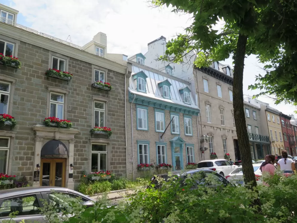 I love 51 Rue d'Auteuil., with its turquoise trim and silver roof!