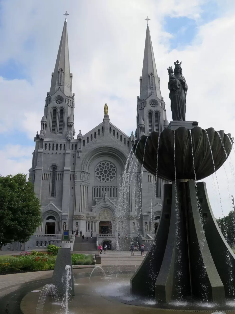 Scalloped fountain of Saint Anne and her child Mary in front of the basilica.
