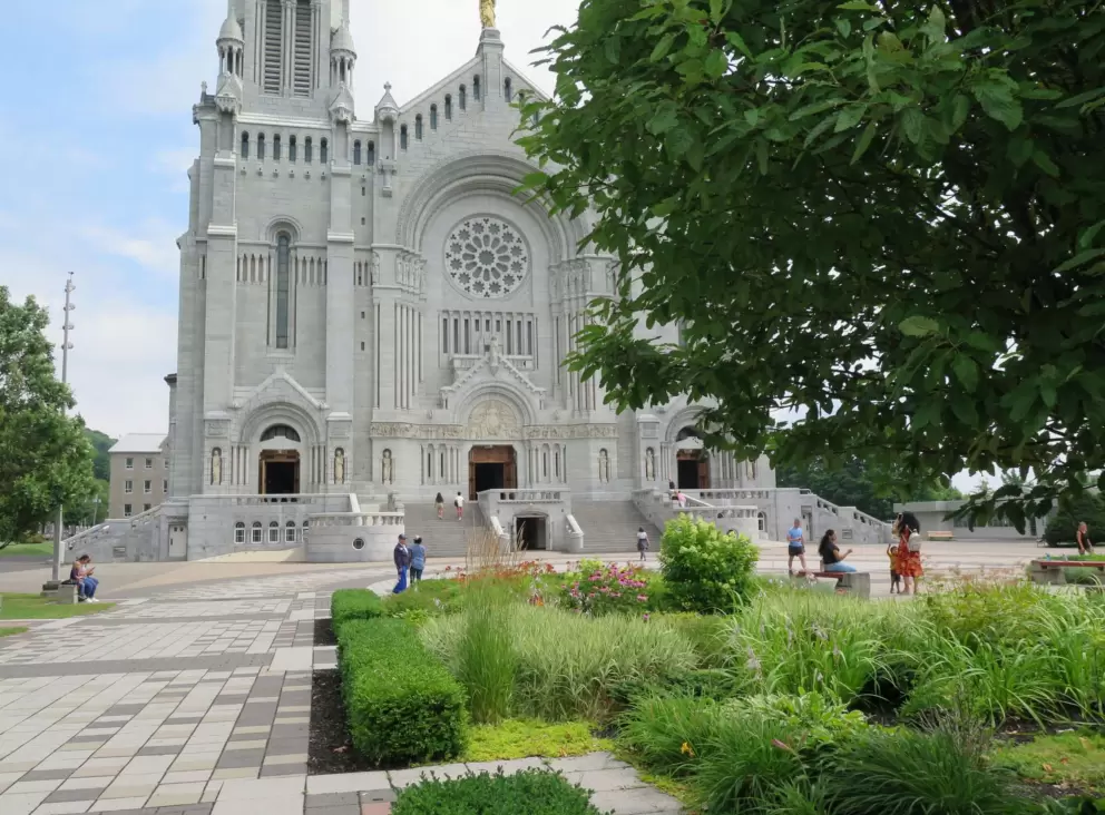 The garden in front of the basilica. 