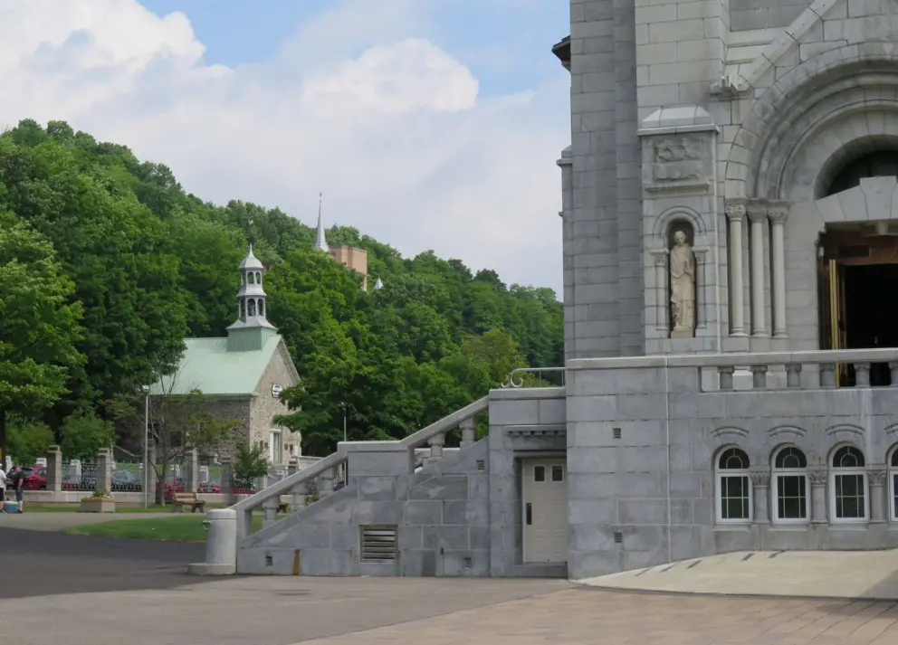 Little chapel against the hills, on the side of the basilica.