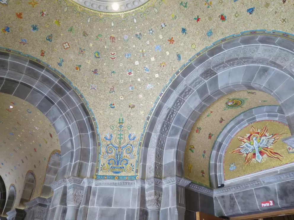 The delightful ceiling and arches of the foyer.