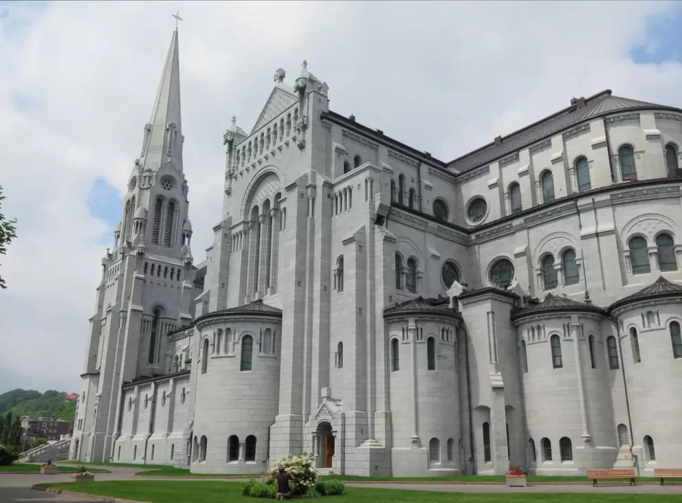 The basilica seen from the side.