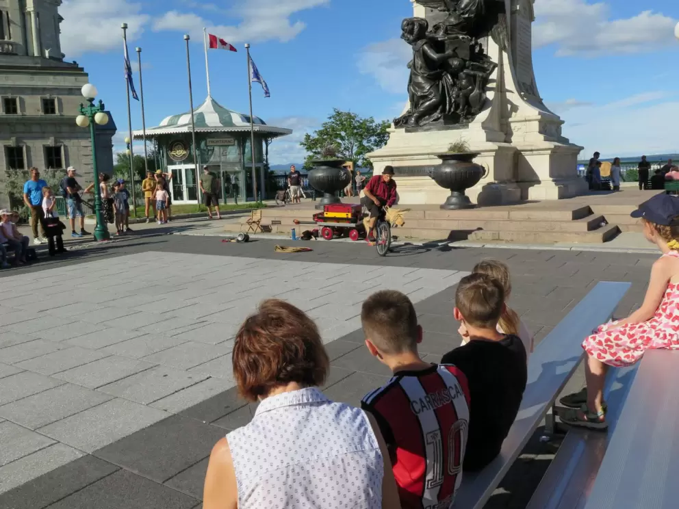 Kids watching a unicyclist, in front of the chateau. 