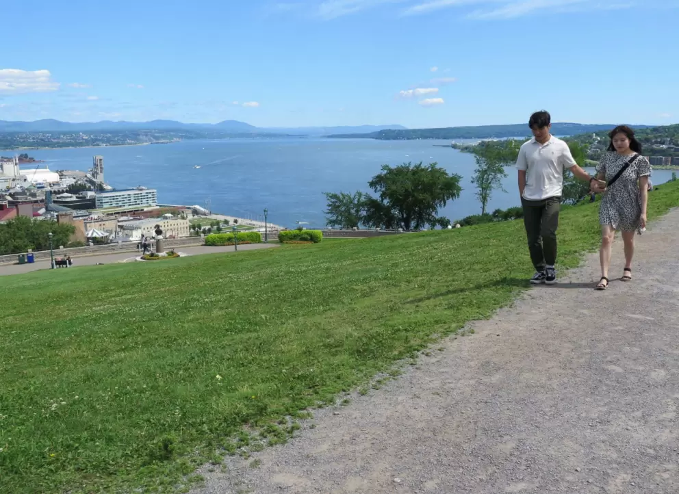 A couple walks along the path that leads to the citadel.
