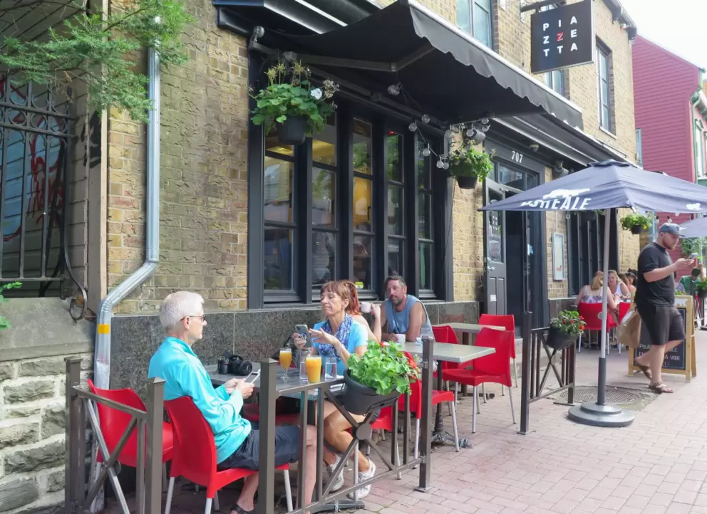 La Piazzetta Saint-Jean has lovely outdoor tables.