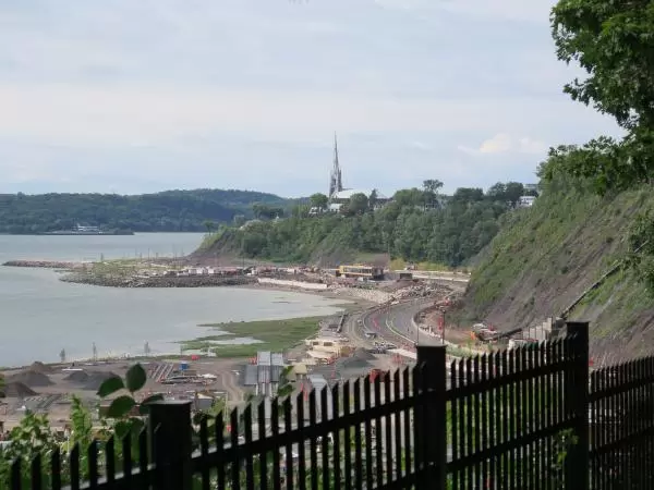 Blvd Champlain, as seen from the park. 