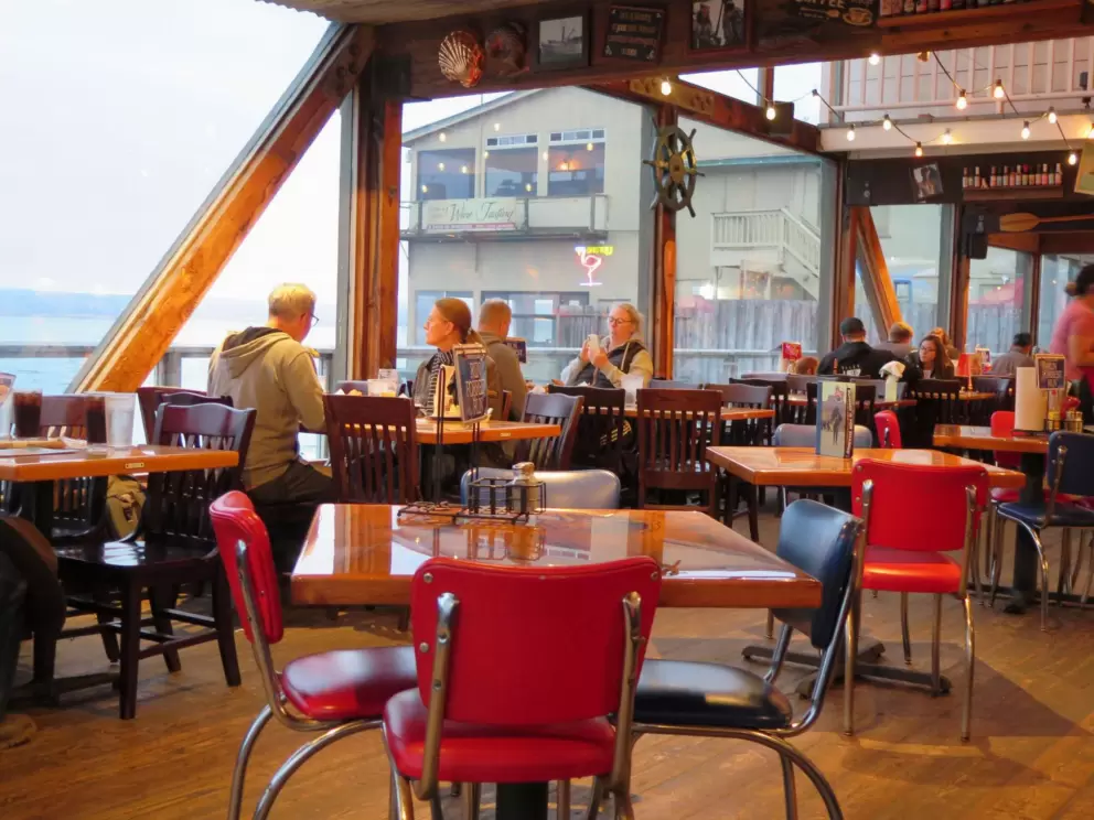 It's wonderful to eat at Bubba Gump. 