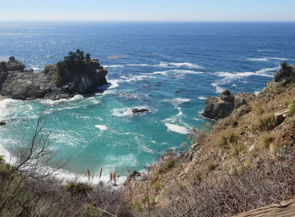 The swirling turquoise water. 