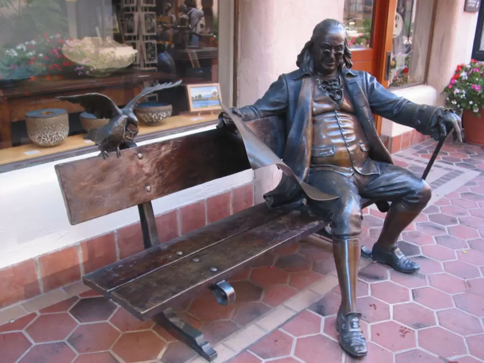 Ben Franklin statue on a real bench!