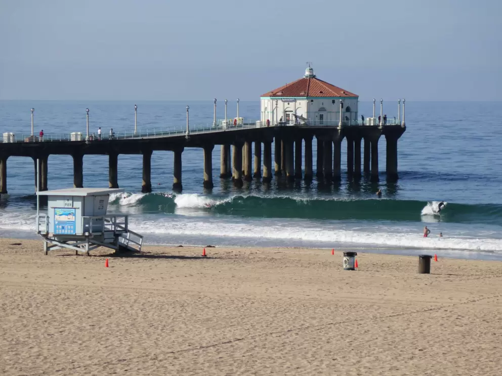 The beautiful Manhattan Beach Pier on an October morning. 