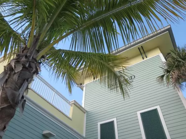 I love the pastel colors of the Marinelife Center. 
