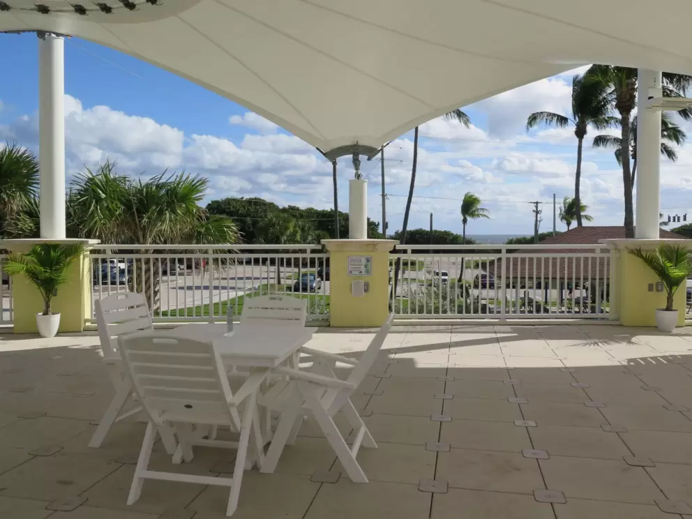Balcony with view of the sea. 