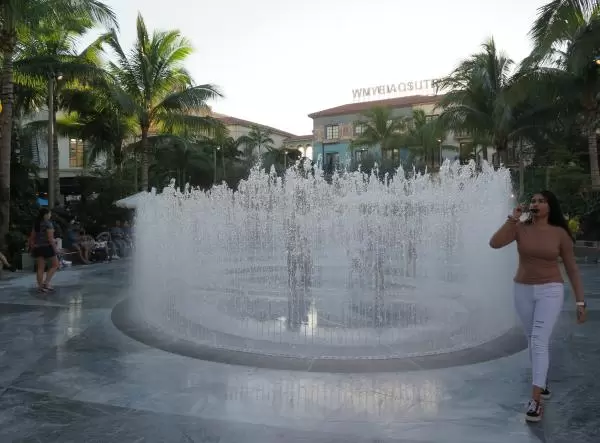 The fountain in the middle of the square. 