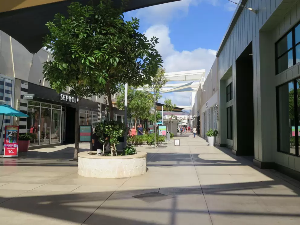 Spacious places to walk in the mall. 