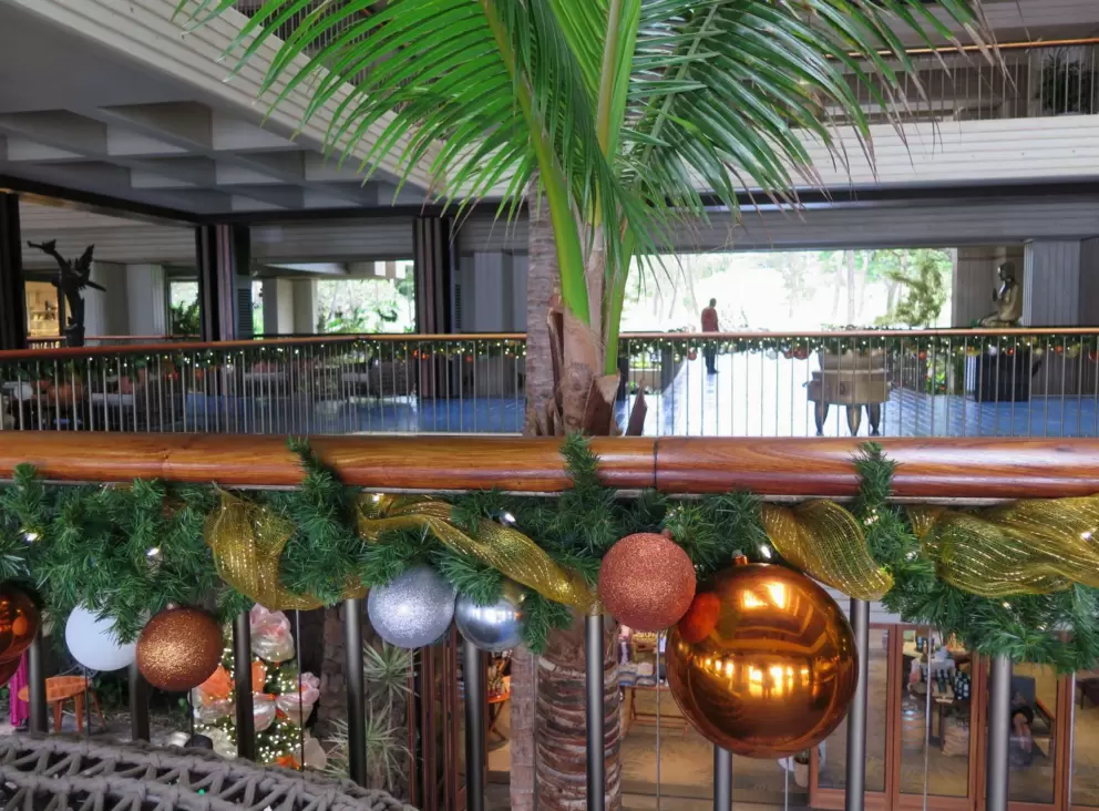 I love the Christmas decorations inside the lobby!