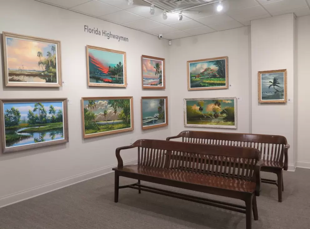 Benches inside the gallery. 
