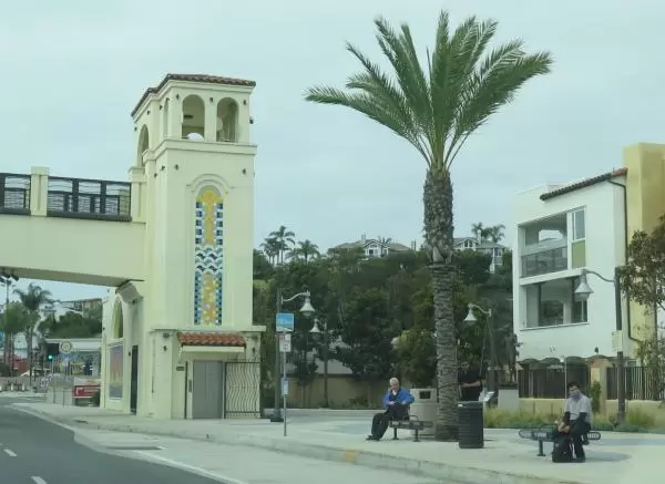 Archway on Highway 1, at the entrance to the Lantern District. 