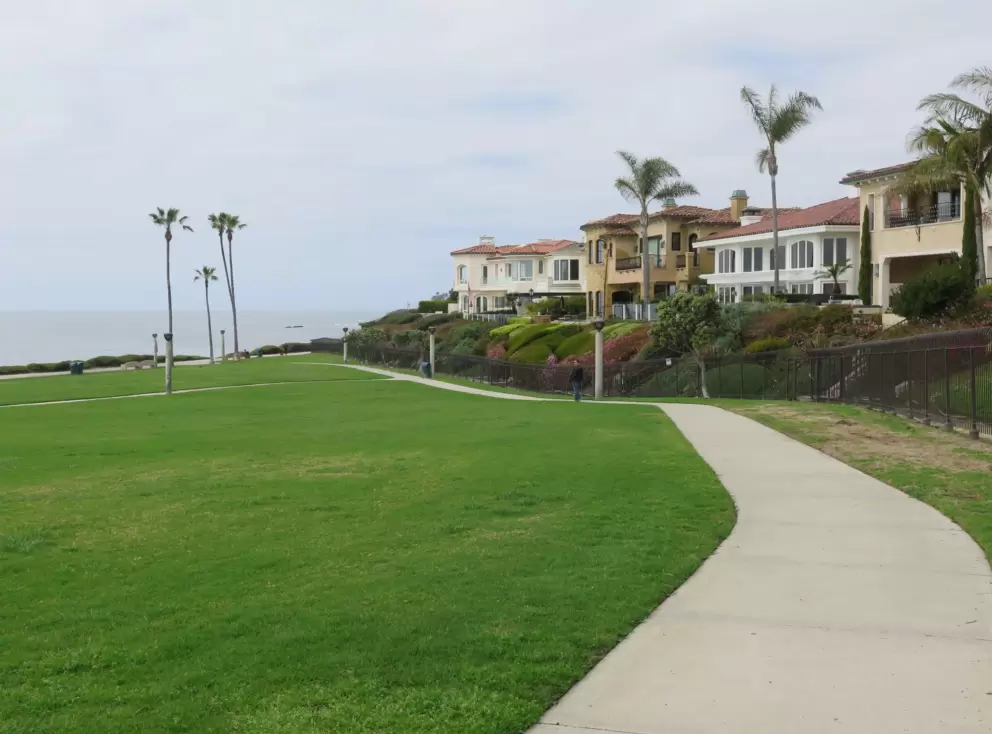 Mansions along the path. 