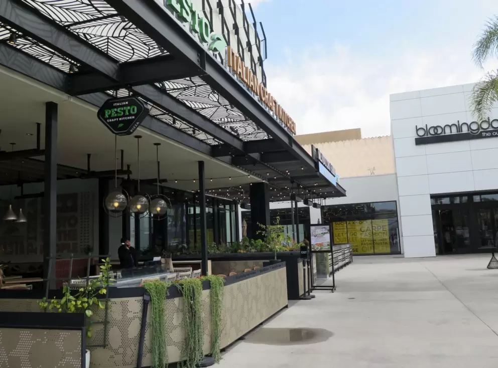 A cafe with attractive decor. 