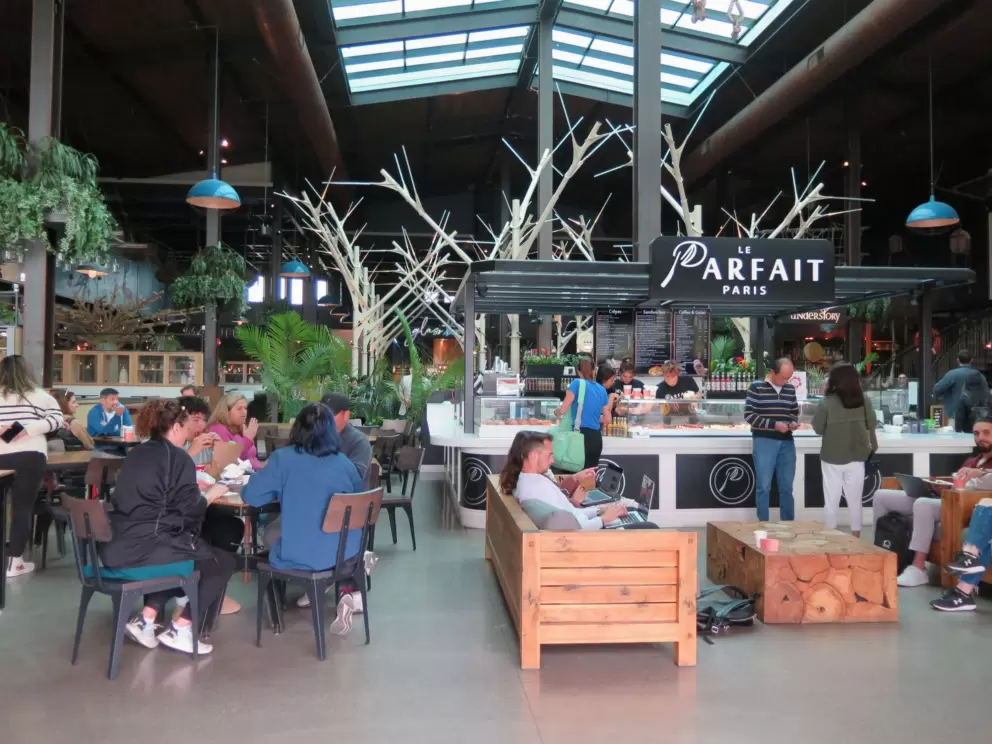 Inside the public market it is loud. 