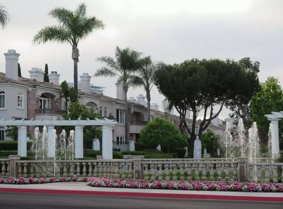 The beautiful entrance fountain on the corner of Shoreline Drive and Renaissance Ave. 