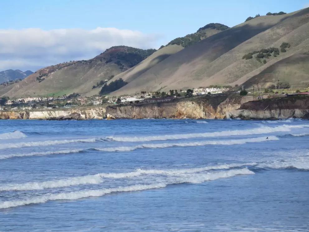 The amazing colors you see from the pier. Mountains, sea, and cliffs, in January. 
