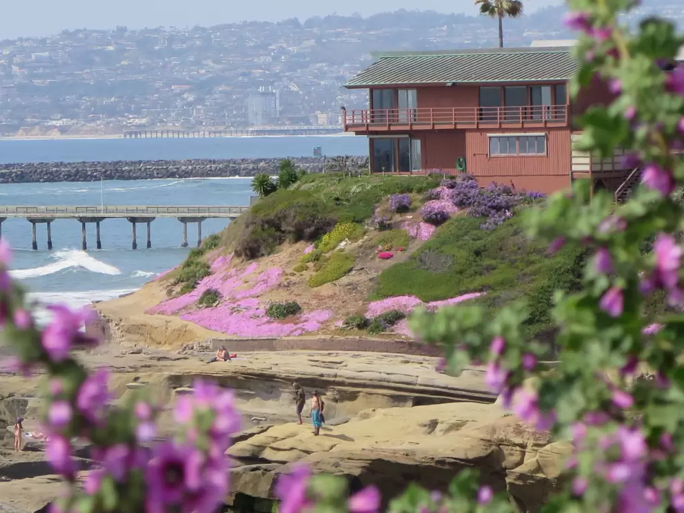 Casablanca Cove, as seen from the end of Del Mar Ave. 