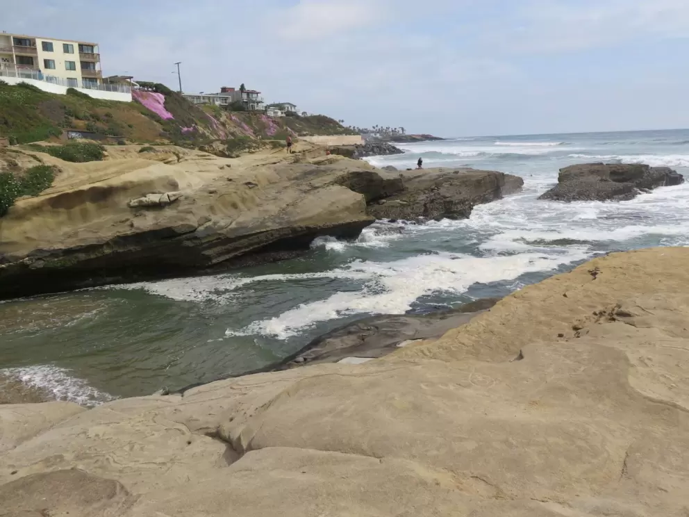 The rocks and water. 