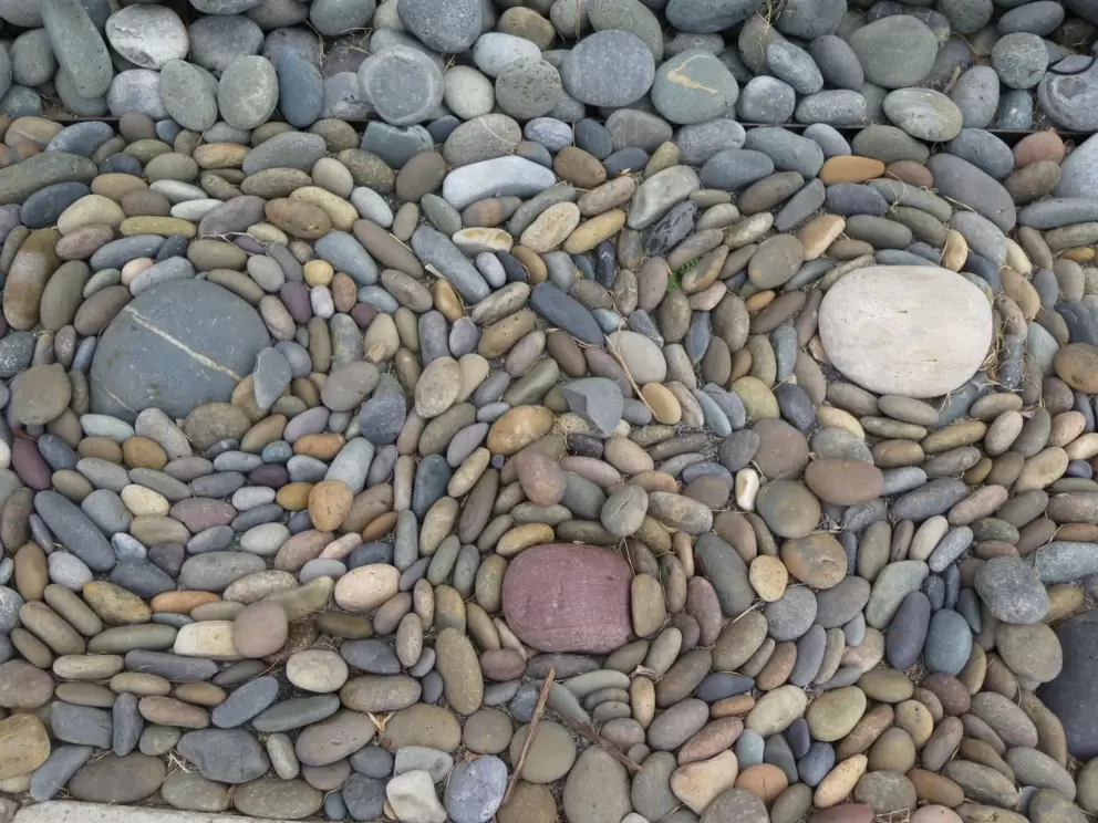 Adorable rock pattern outside a house. 