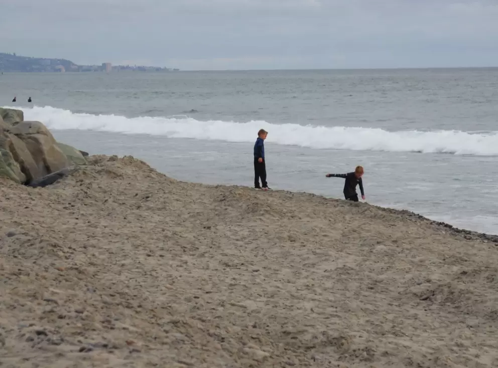 Kids playing at the beach in front of the cafe. 