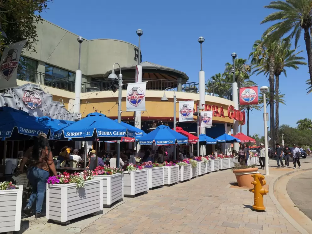 Bubba Gump is a cheerful spot. 