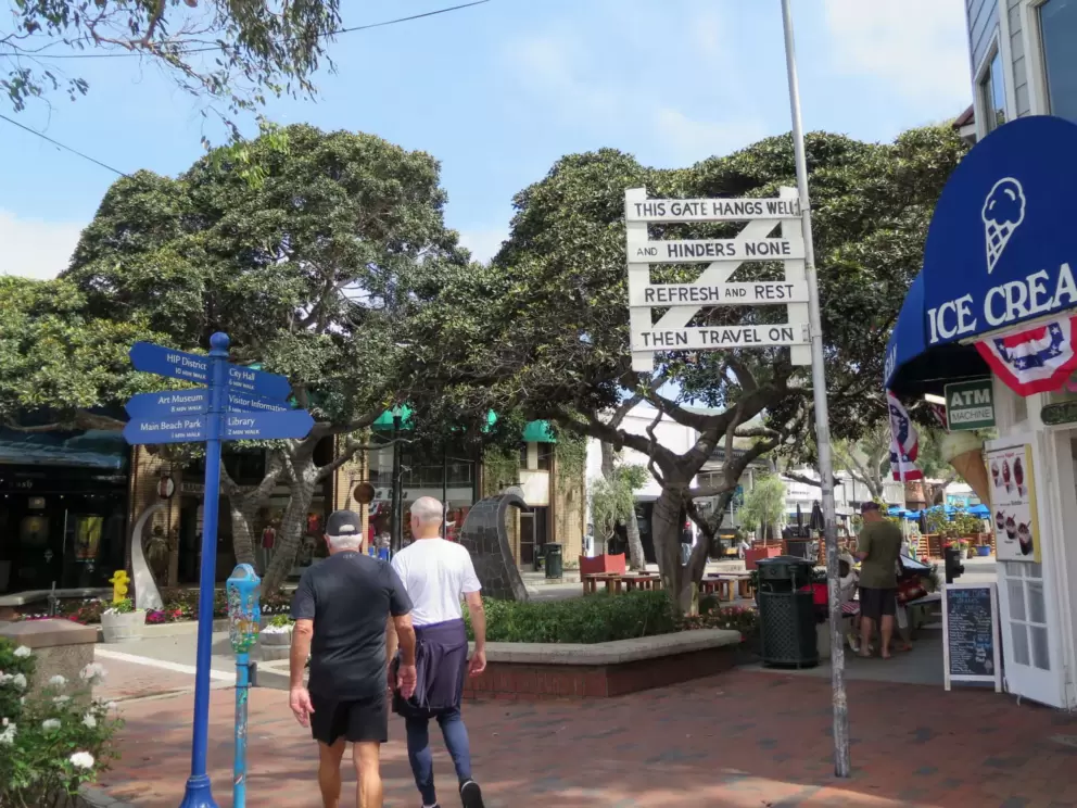 Forest Ave is pedestrian-only in this spot. 