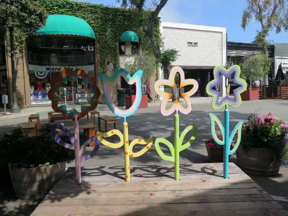 Flower statues on Forest Ave.