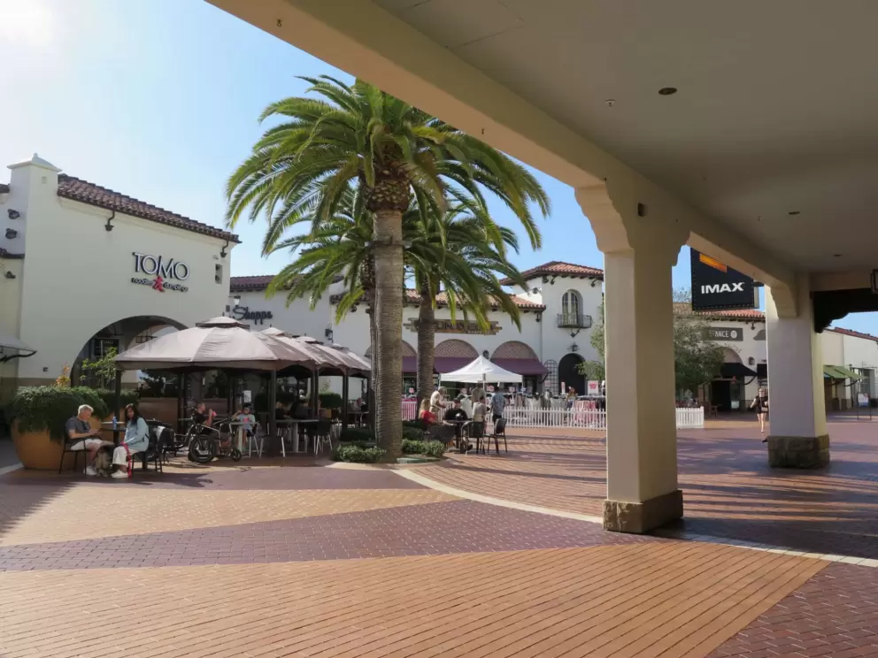 Spacious areas with nice paving. 