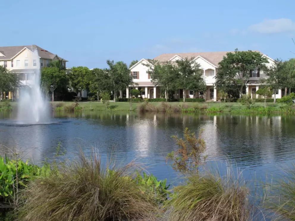 Fountain at the large pond in Botanica. 