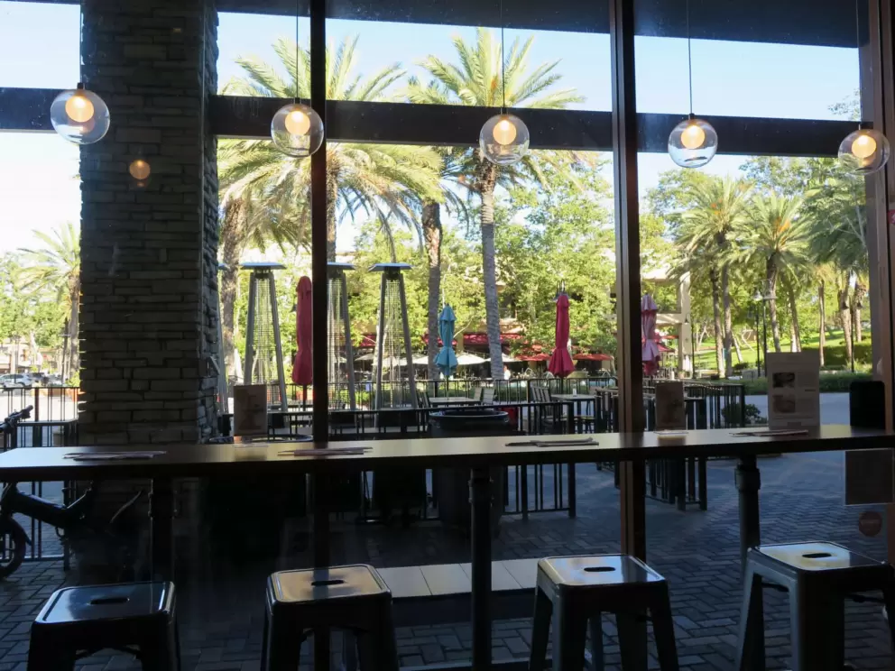 i20 Ramen has big windows and cute lighting. 