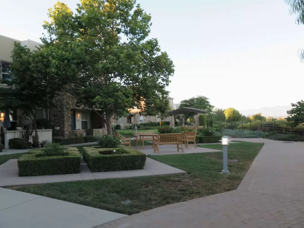 The walkway in the late afternoon. 