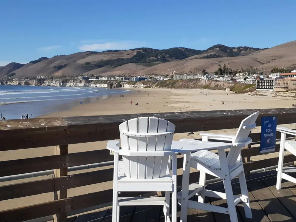 Chairs on the pier, where you can eat at the food truck. 