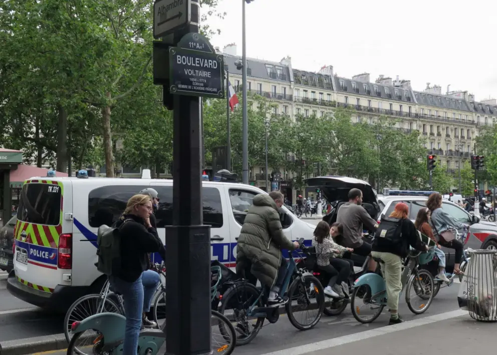 Paris is crowded nowadays. 