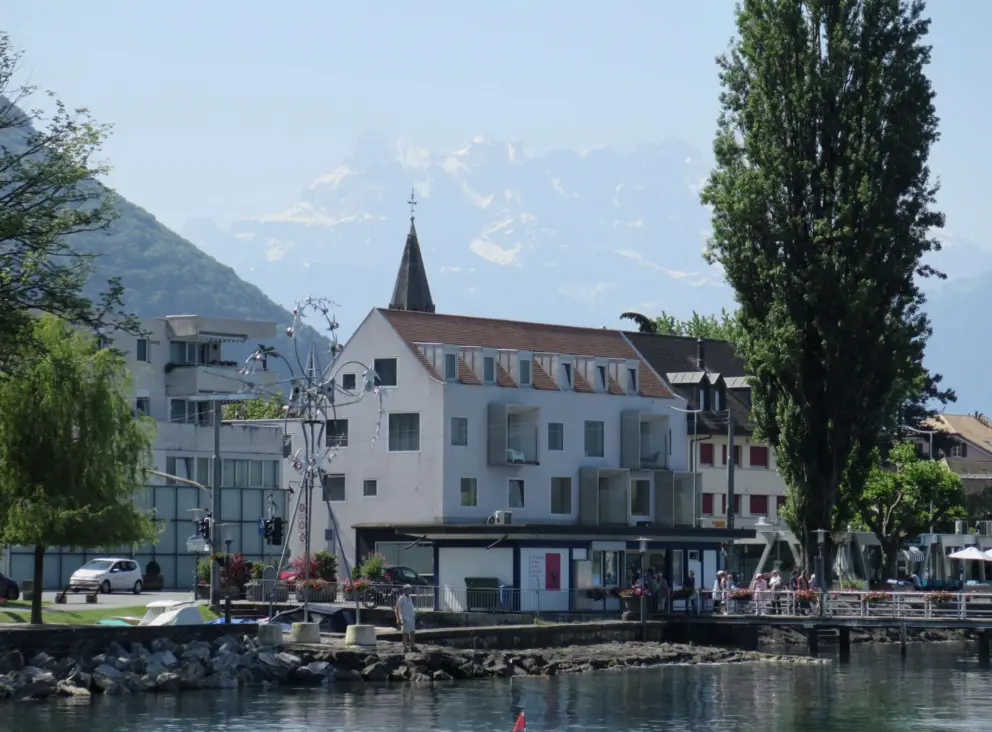 The town of Villeneuve, as seen from the ferry. 