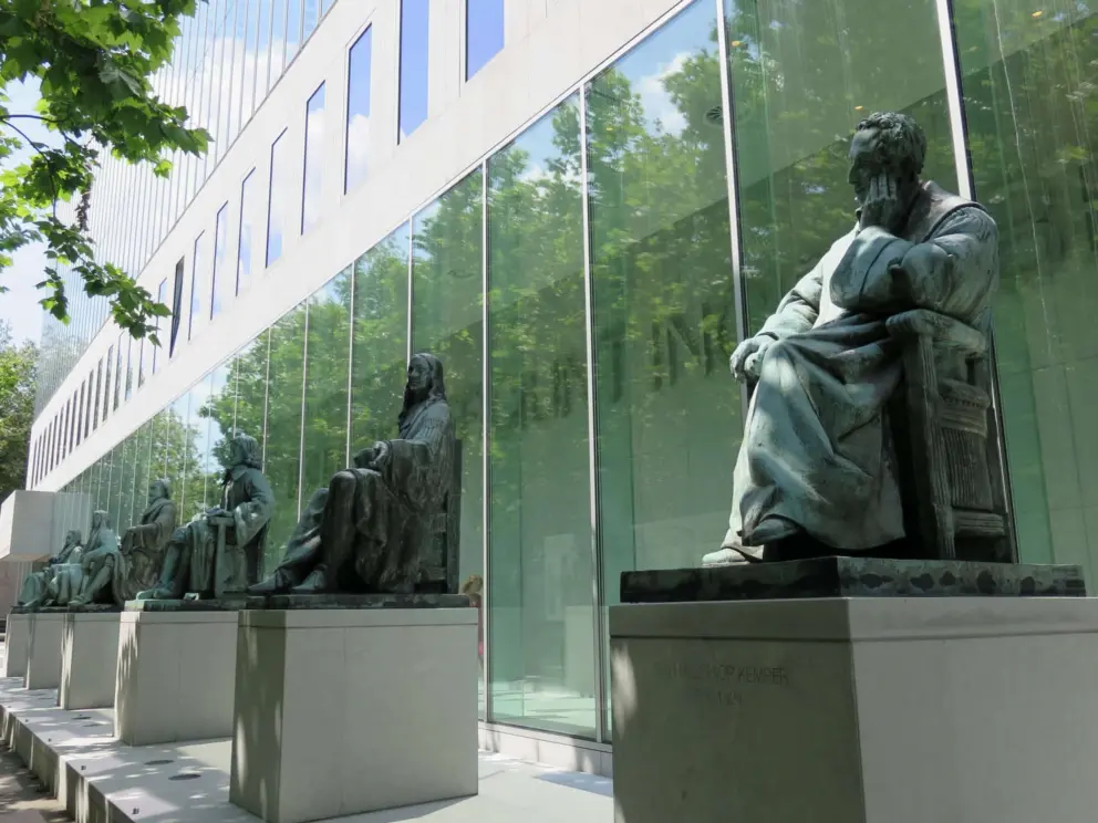 I like these seated justices sculptures outside Supreme Court in Korte Voorhout. 