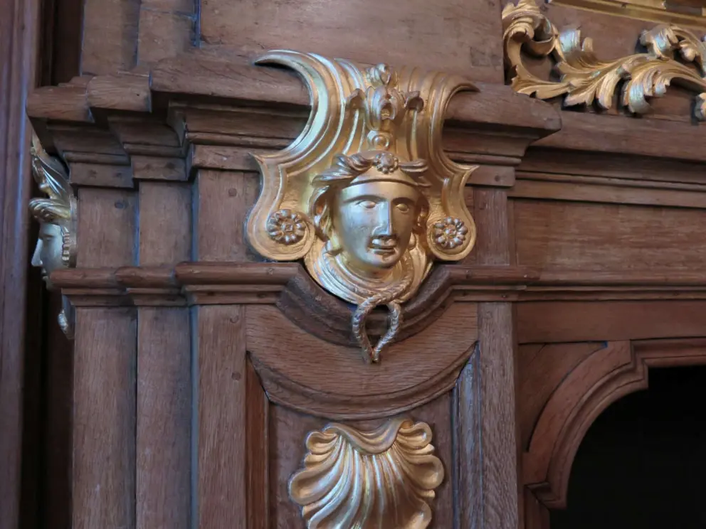 Gold details in the house. 