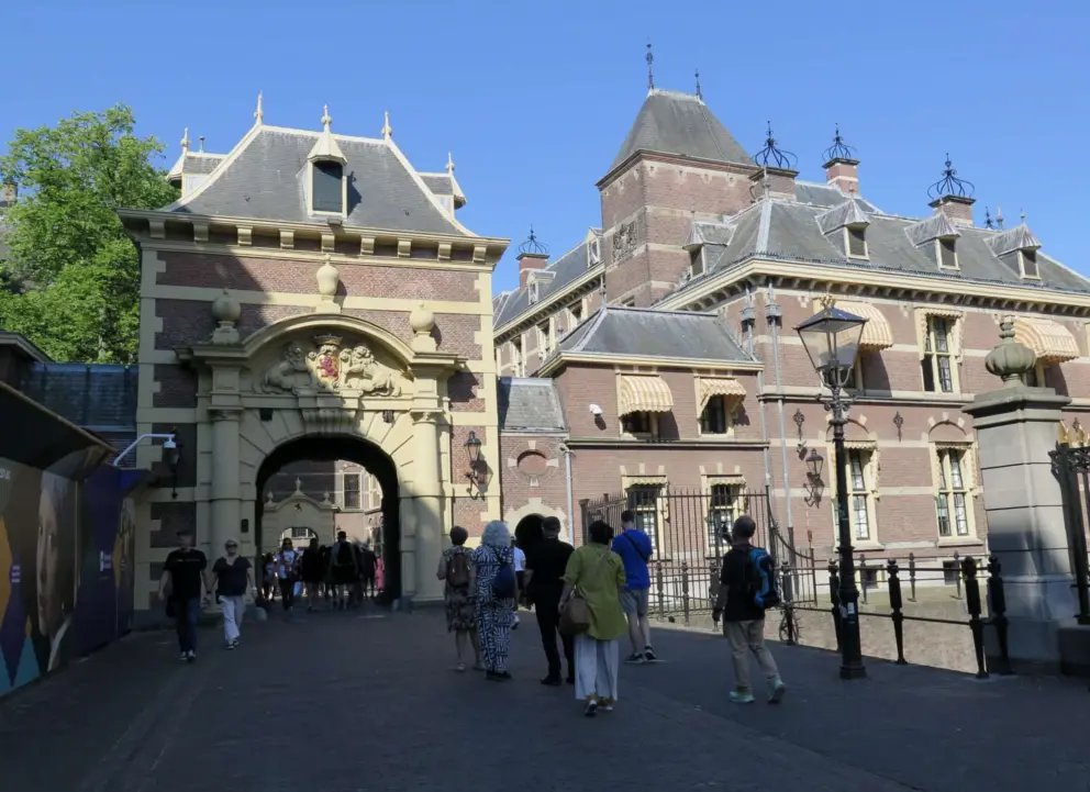 Gate to Binnenhof, outside the front of Maurithuis. The colors match with Maurithuis.