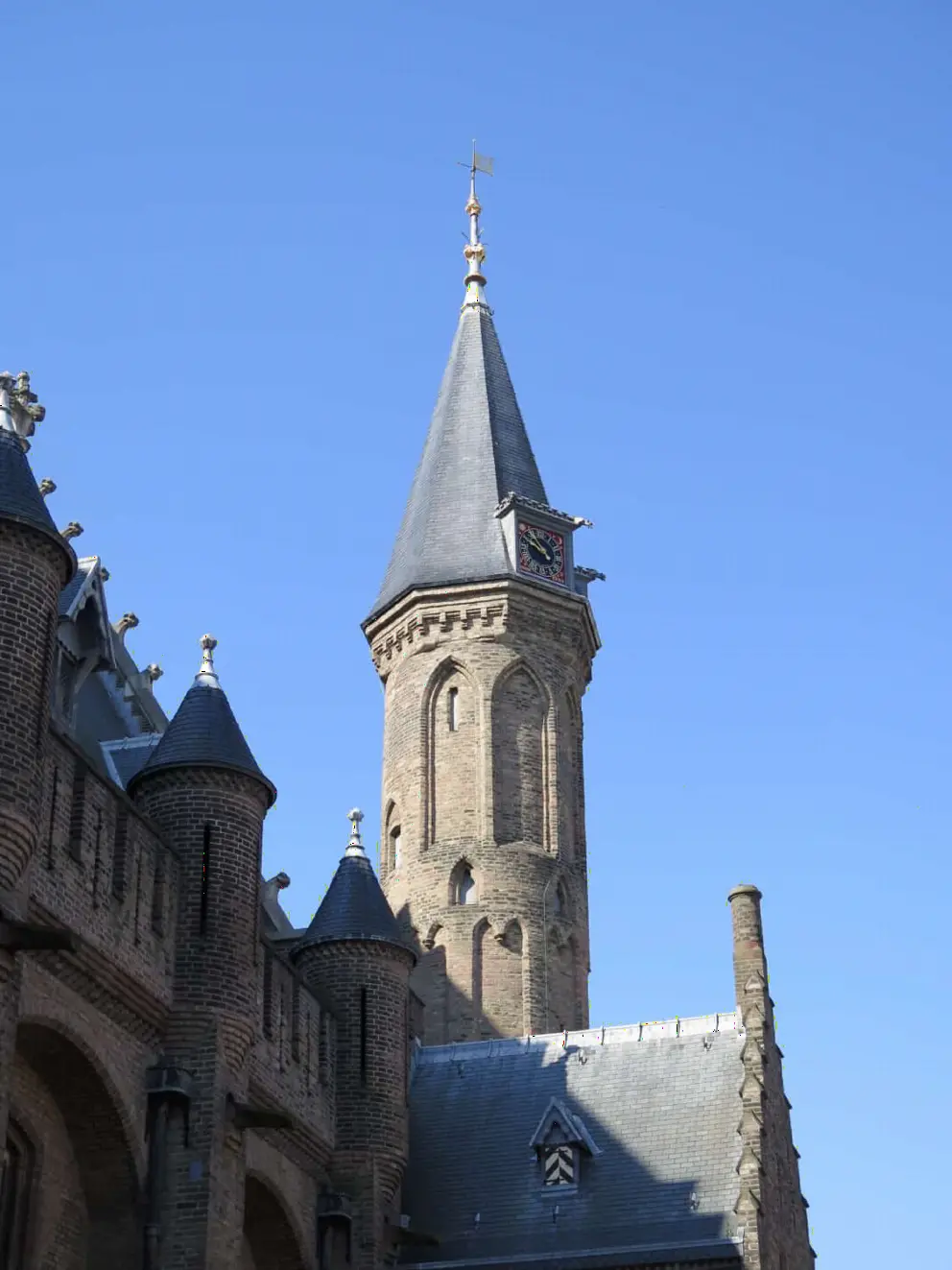 Binnenhof is next door. 