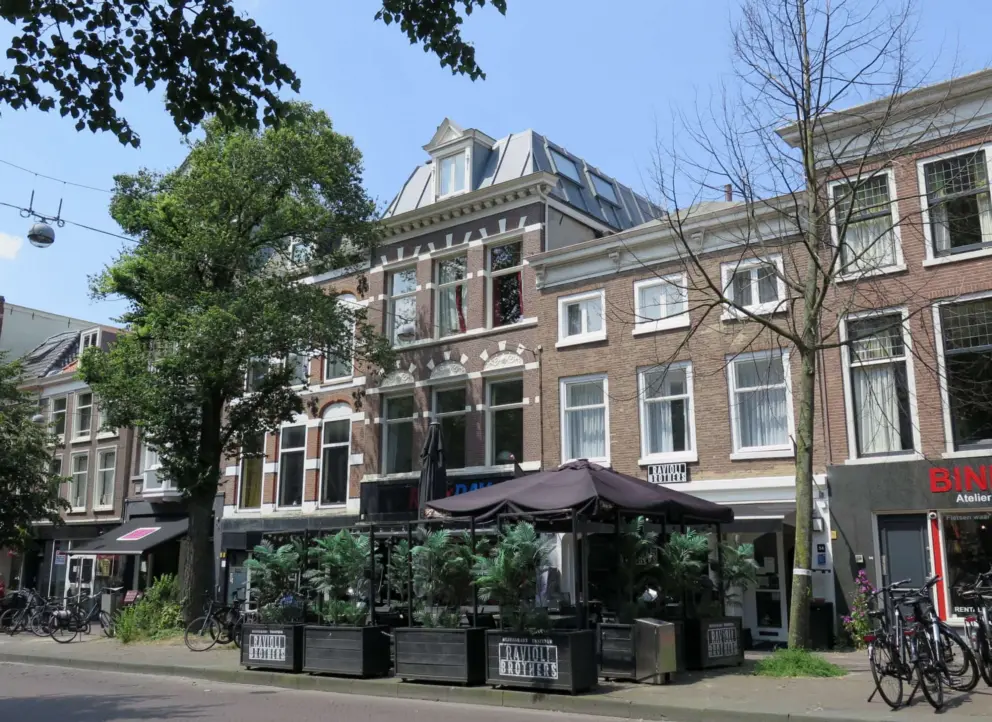 Herengracht has many cafes. 