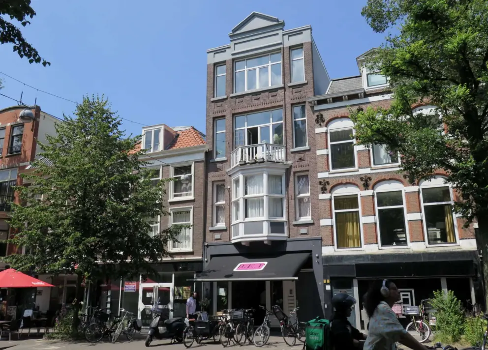 Cafes on Herengracht, near the train station. 