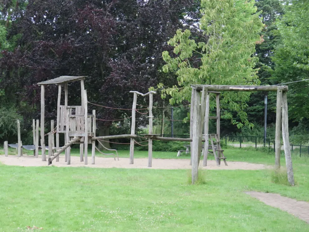 Opa's Veldje has a wooden structure. 