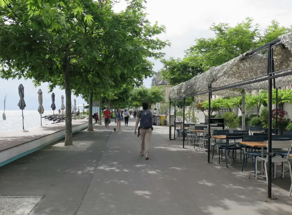 Walking along near Alimentarium. See the fork in the left. 