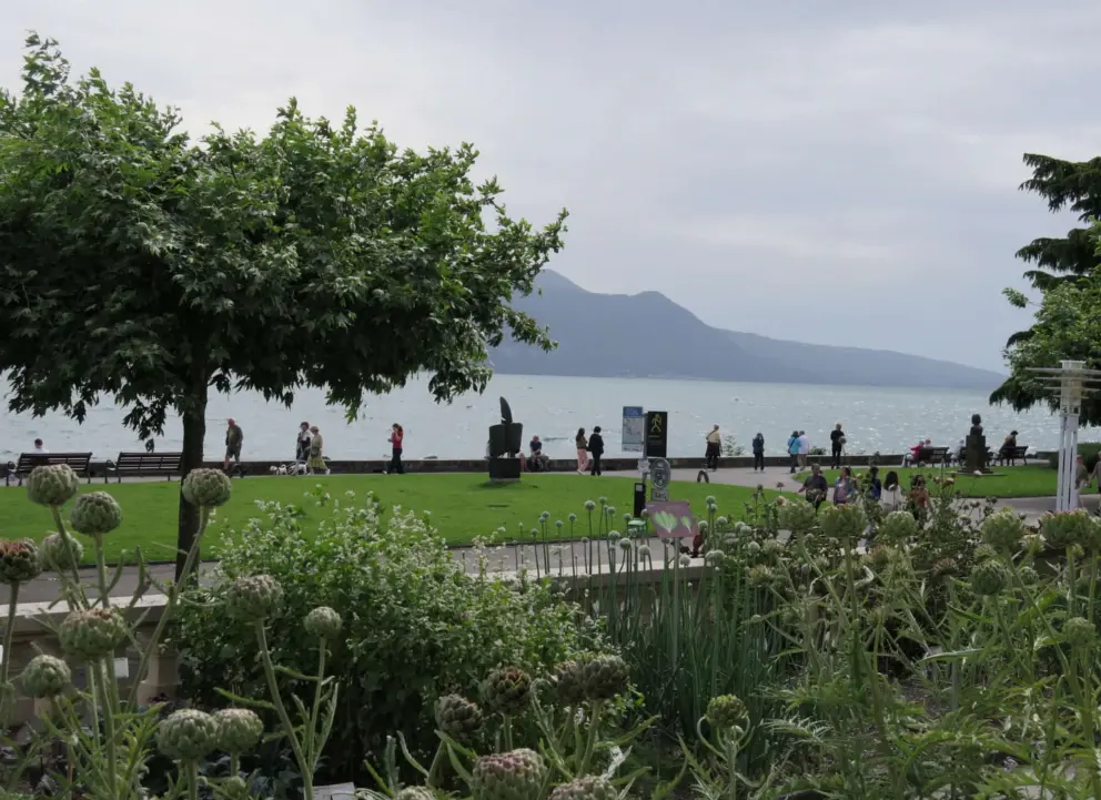 The waterfront promenade outside the garden is wonderful!